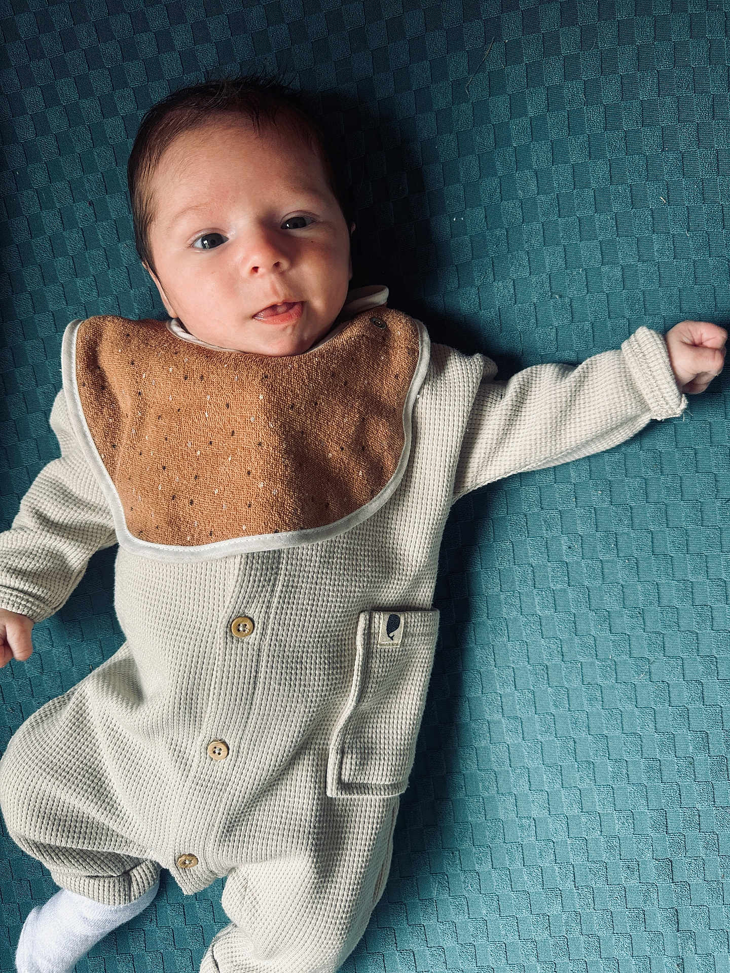 Maël a rejoint le concours — aidez-le/la à gagner de superbes lots ! baby, infant, child, face, expression, clothing, bib, blanket, fabric, texture, hand, footwear, sock, button, portrait, lying_down, indoors, cute, young, person