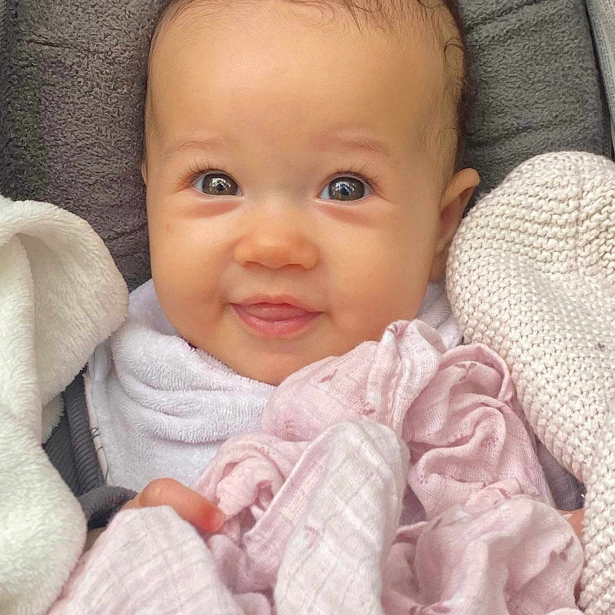 Tamaha a rejoint le concours — aidez-le/la à gagner de superbes lots ! adorable, baby, blanket, child, clothing, cozy, cute, expression, eyes, face, happy, head, infant, newborn, portrait, skin, smiling, soft, warm, wrapped