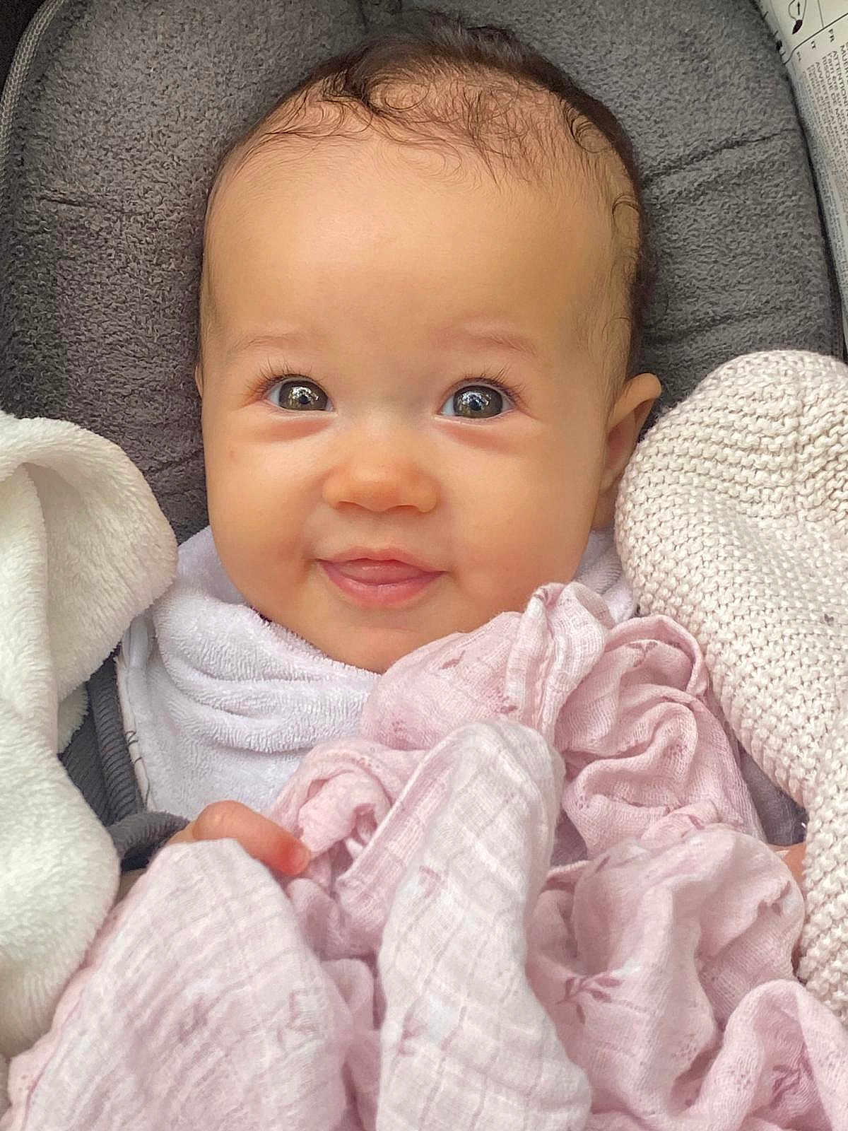 Tamaha a rejoint le concours — aidez-le/la à gagner de superbes lots ! baby, smiling, blanket, cute, infant, face, eyes, soft, warm, cozy, child, wrapped, clothing, newborn, happy, portrait, adorable, skin, head, expression