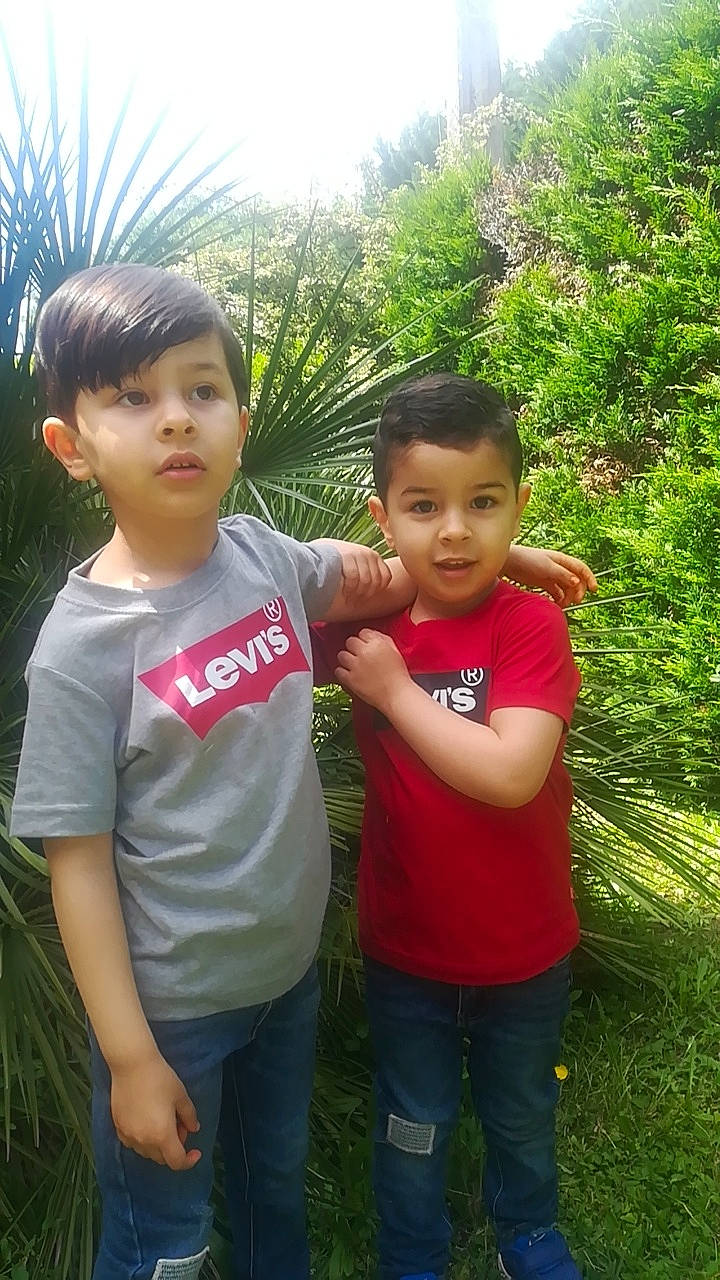 Amir a rejoint le concours — aidez-le/la à gagner de superbes lots ! child, grass, happy, person, sibling, skin, smile, toddler