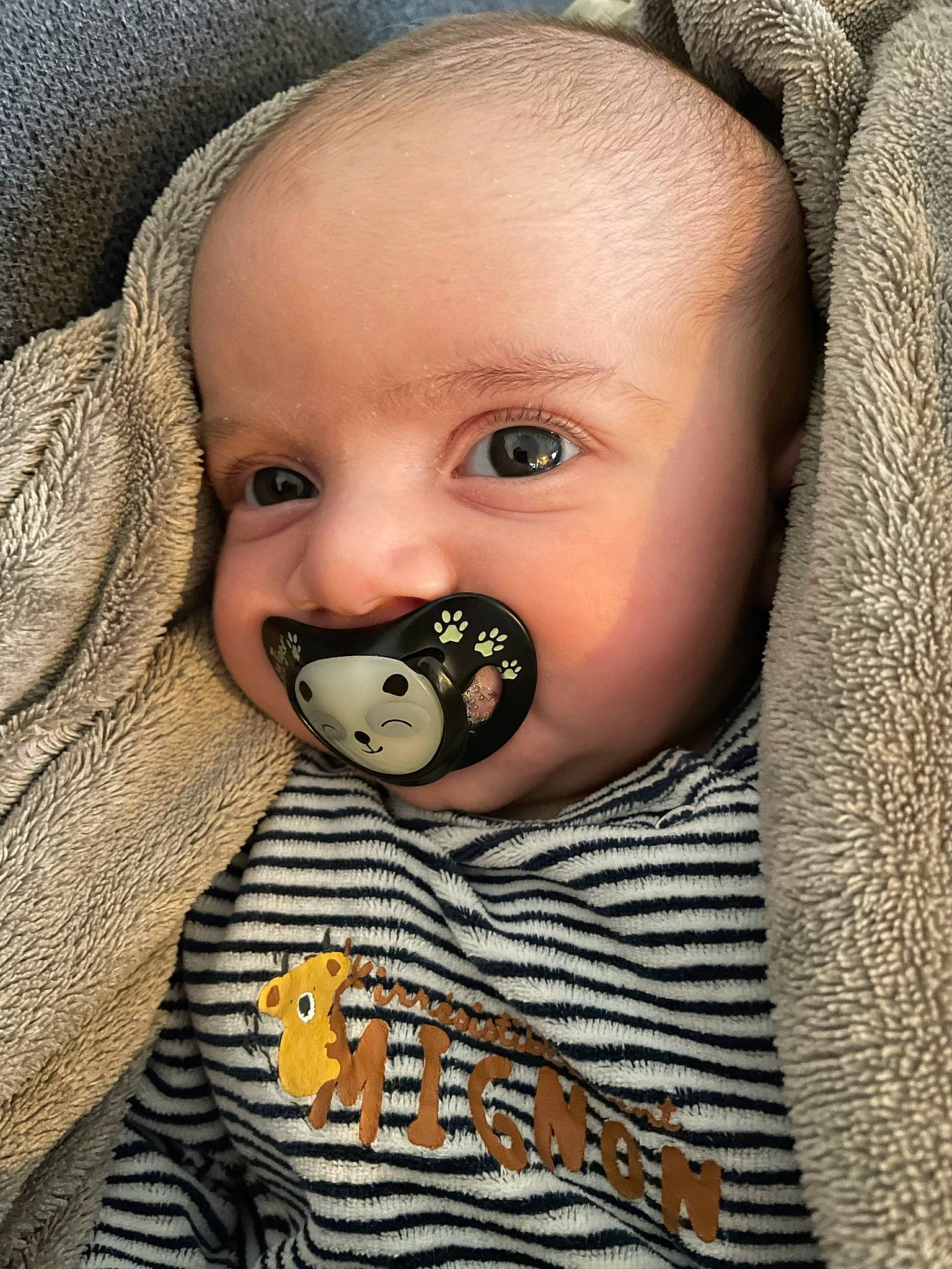 Eliott a rejoint le concours — aidez-le/la à gagner de superbes lots ! baby, baby_toddler_clothing, cheek, child, ear, eye, eyebrow, eyelash, facial_expression, human_body, iris, lip, mammal, mouth, nose, person, skin, sleeve, textile, toddler