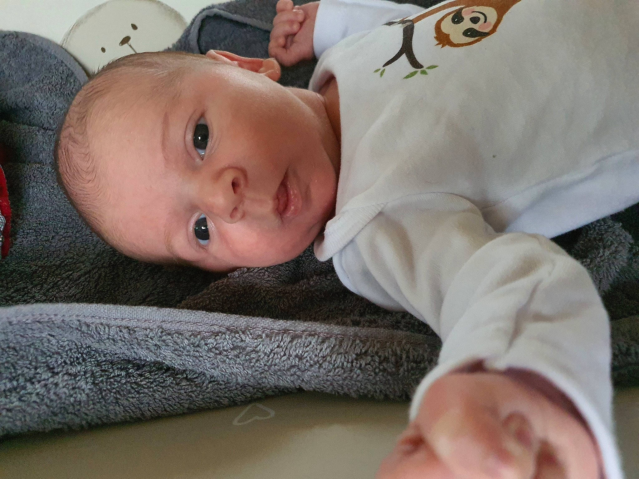 Yvann a rejoint le concours — aidez-le/la à gagner de superbes lots ! baby, baby_toddler_clothing, cheek, child, comfort, couch, elbow, eye, finger, flooring, gesture, hat, head, linens, nose, person, sitting, skin, sleeve, toddler