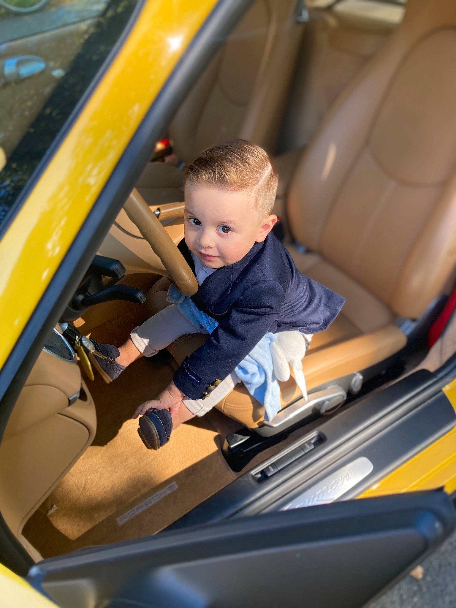 Zack a rejoint le concours — aidez-le/la à gagner de superbes lots ! auto_part, automotive_design, automotive_exterior, automotive_lighting, automotive_tire, automotive_wheel_system, bumper, car, car_seat, car_seat_cover, electric_blue, hand, hood, motor_vehicle, person, personal_luxury_car, sneakers, steering_wheel, toddler, vehicle