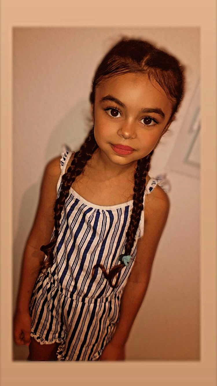 Taïnys participe au concours pour gagner de l'argent avec cette photo : black_hair, brown_hair, day_dress, dress, eyelash, fashion_design, fashion_model, flash_photography, hair, human_leg, jewellery, lip, lipstick, long_hair, makeover, one_piece_garment, person, sleeve, sleeveless_shirt, thigh