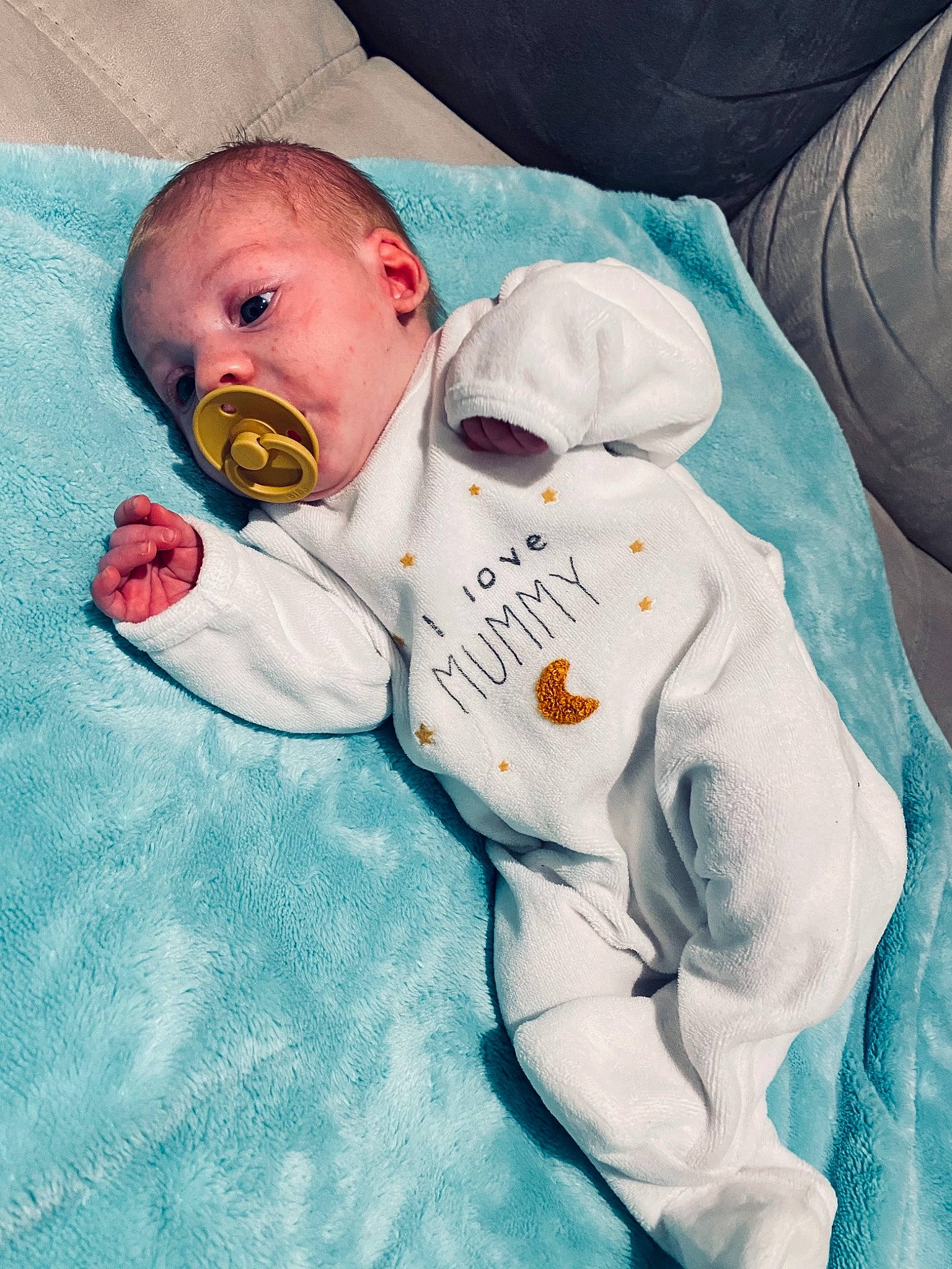 Antonin participe au concours pour gagner de l'argent avec cette photo : art, baby, baby_products, baby_safety, baby_sleeping, baby_toddler_clothing, bedding, bedtime, blanket, cheek, child, comfort, face, happy, linens, nap, person, room, sleep, sleeve