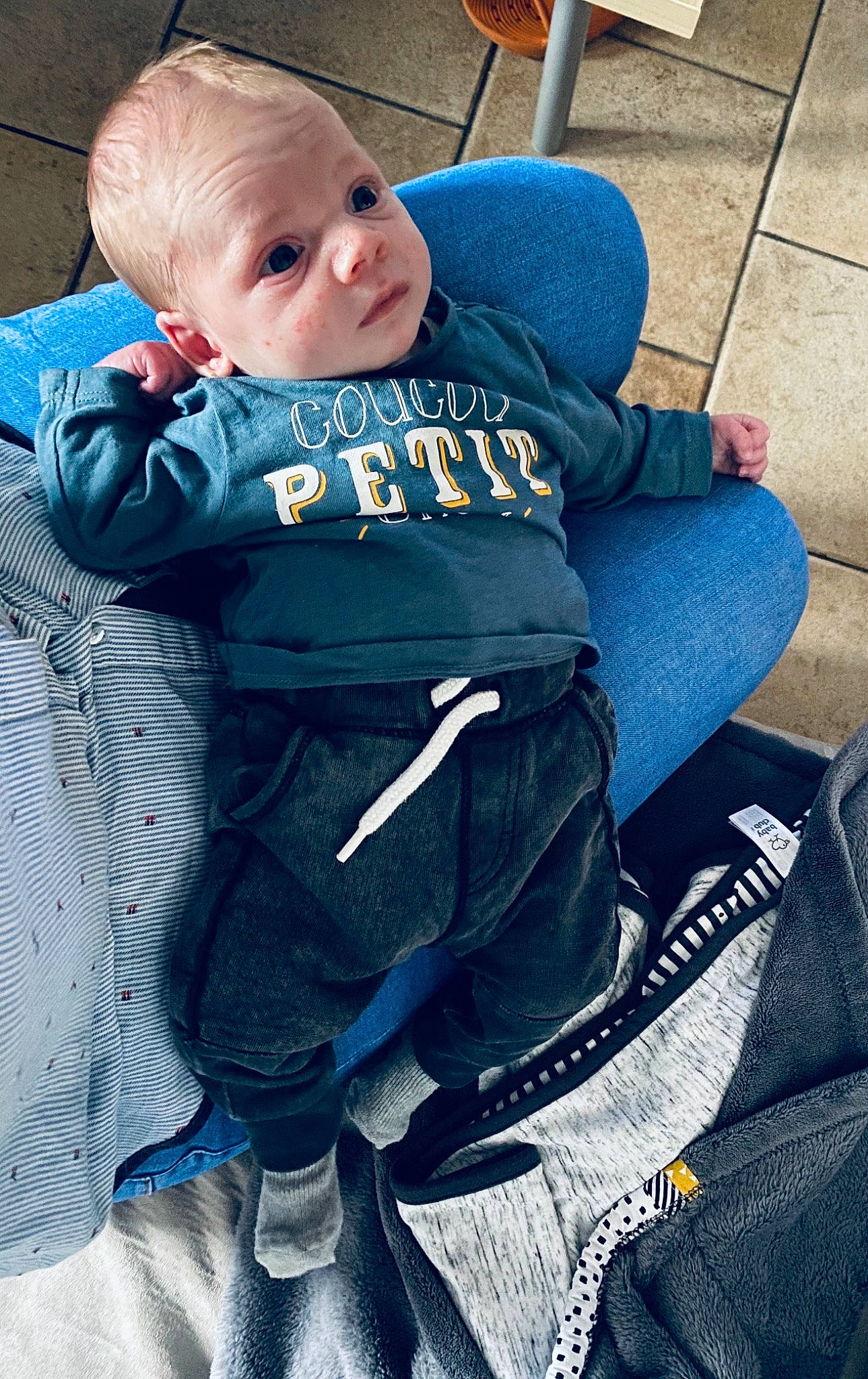 Antonin participe au concours pour gagner de l'argent avec cette photo : baby, baby_products, baby_toddler_clothing, blue, chair, child, comfort, cool, denim, electric_blue, face, grass, happy, person, photograph, sitting, sleeve, smile, sportswear, t_shirt