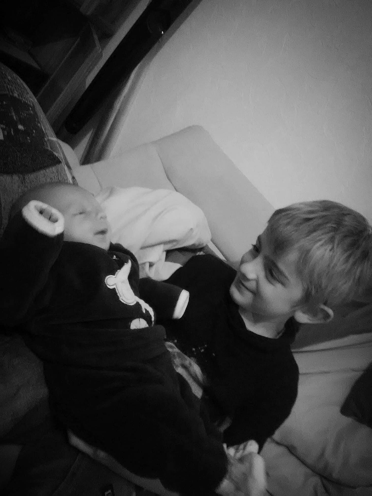 Matthew a rejoint le concours — aidez-le/la à gagner de superbes lots ! baby, birth, black, black_and_white, child, cloud, eye, family, gesture, hand, monochrome, monochrome_photography, people, person, photograph, photography, snapshot, style, toddler, white