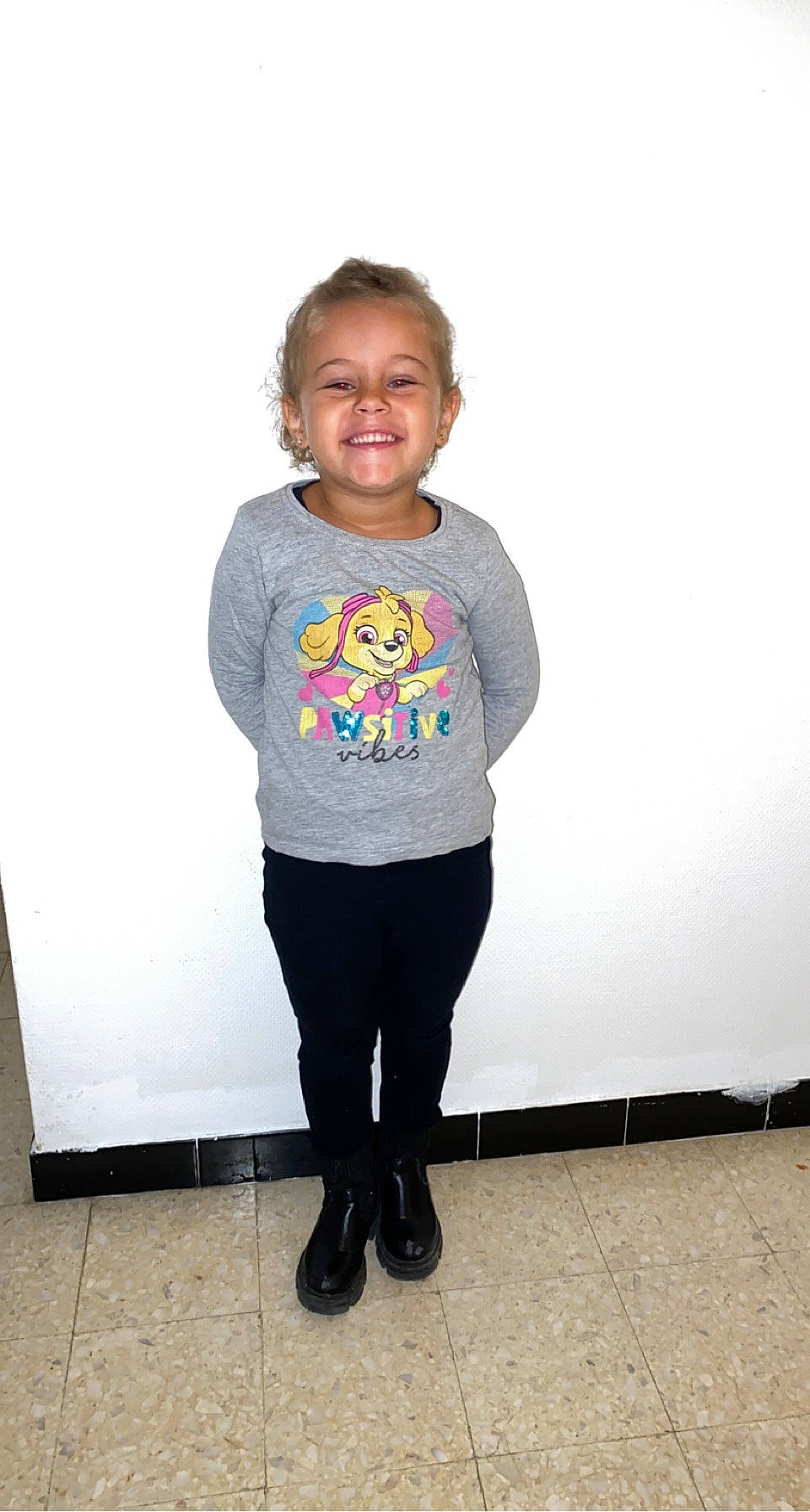 Haïley participe au concours pour gagner de l'argent avec cette photo : baby_toddler_clothing, child, dress, electric_blue, event, fashion_accessory, fashion_design, grey, hair, happy, human_leg, joy, knee, leg, pattern, person, sleeve, smile, standing, t_shirt