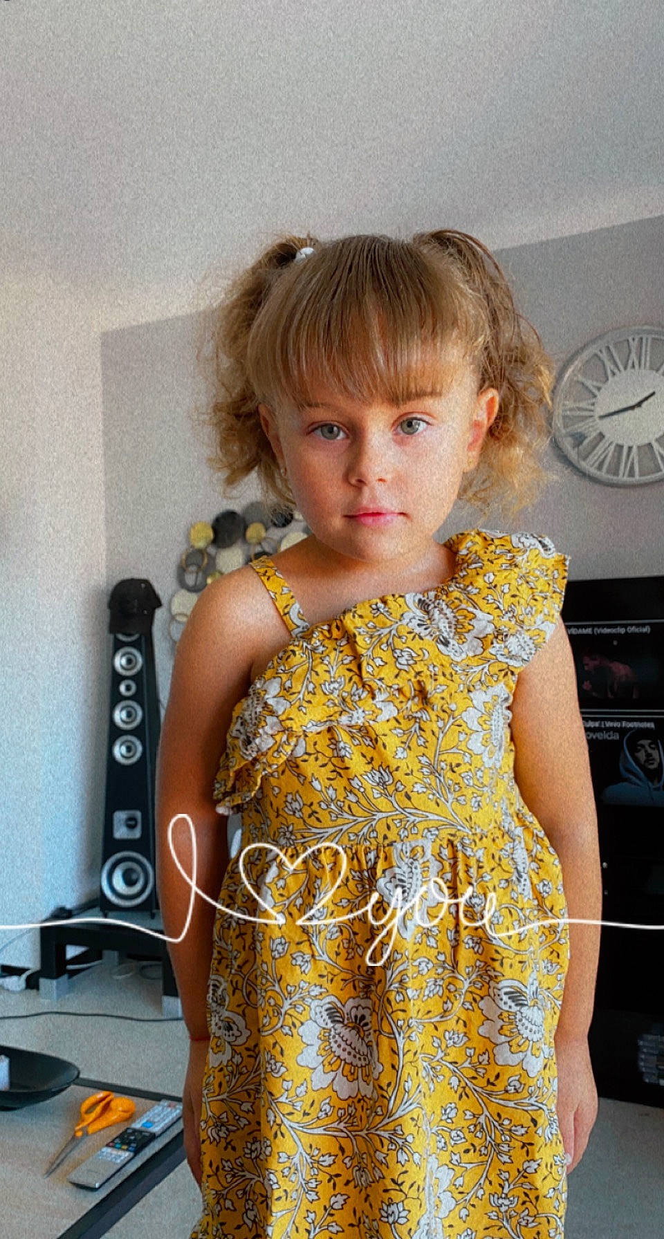 Haïley a rejoint le concours — aidez-le/la à gagner de superbes lots ! blond, brown_hair, child, clock, day_dress, dress, event, eyelash, fashion_design, formal_wear, jewellery, long_hair, neck, one_piece_garment, pattern, person, shoulder, sleeve, t_shirt, toddler