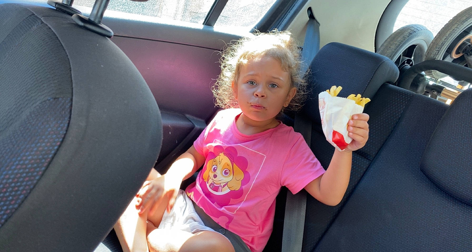 Haïley participe au concours pour gagner de l'argent avec cette photo : auto_part, automotive_design, automotive_exterior, car_seat, car_seat_cover, finger, fun, gesture, head_restraint, leisure, mode_of_transport, motor_vehicle, person, steering_part, steering_wheel, t_shirt, thumb, toddler, vehicle, vehicle_door
