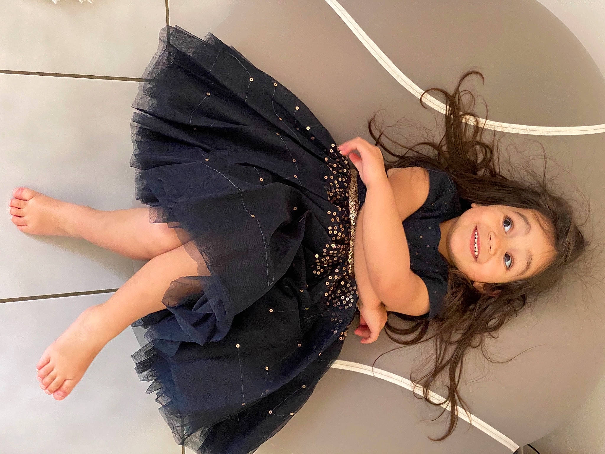 Margaux a rejoint le concours — aidez-le/la à gagner de superbes lots ! abdomen, barefoot, black_hair, eyelash, fashion_design, flash_photography, flooring, fun, happy, headgear, headpiece, human_body, human_leg, jewellery, joint, joy, leg, long_hair, person, thigh