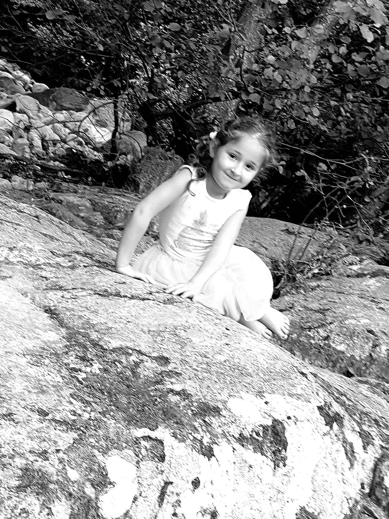 Sunnah a rejoint le concours — aidez-le/la à gagner de superbes lots ! beauty, black_and_white, dress, joy, monochrome, monochrome_photography, person, photo_shoot, photograph, photography, portrait, portrait_photography, rock, sitting, stock_photography, tree, white