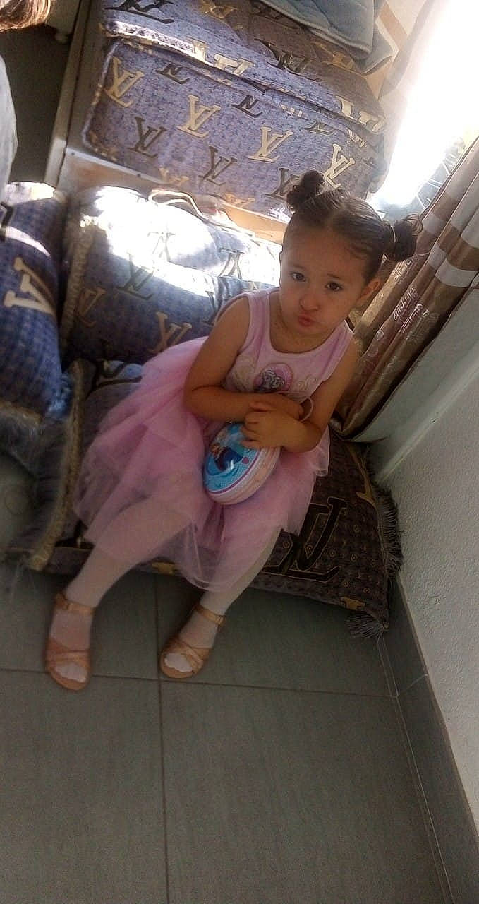 Sunnah participe au concours pour gagner de l'argent avec cette photo : child, leg, person, toddler