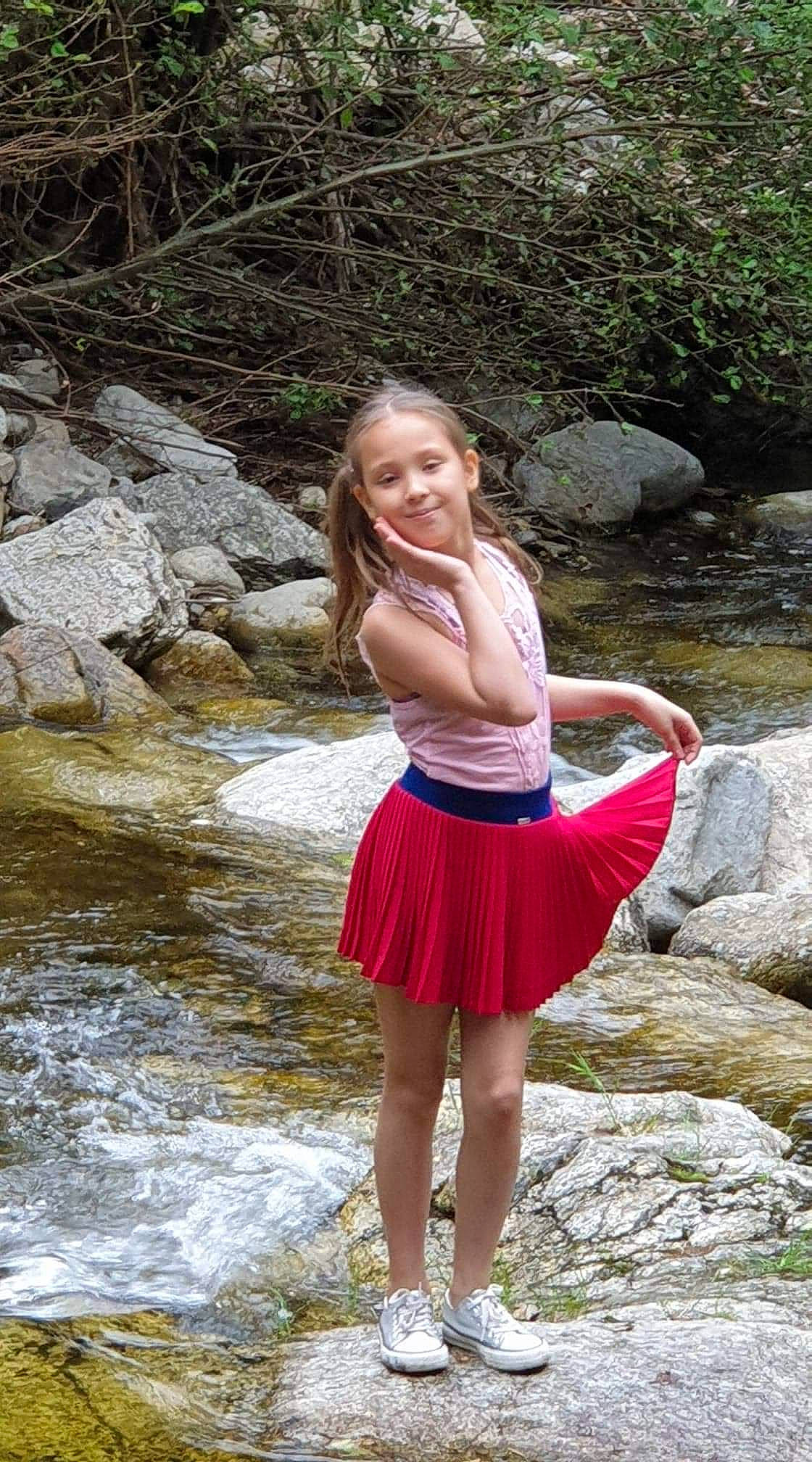 Shaina participe au concours pour gagner de l'argent avec cette photo : bank, beauty, child_model, clothing, dress, fashion, happy, joy, leg, leisure, person, photo_shoot, photography, pink, red, shorts, smile, stream, summer, trunk