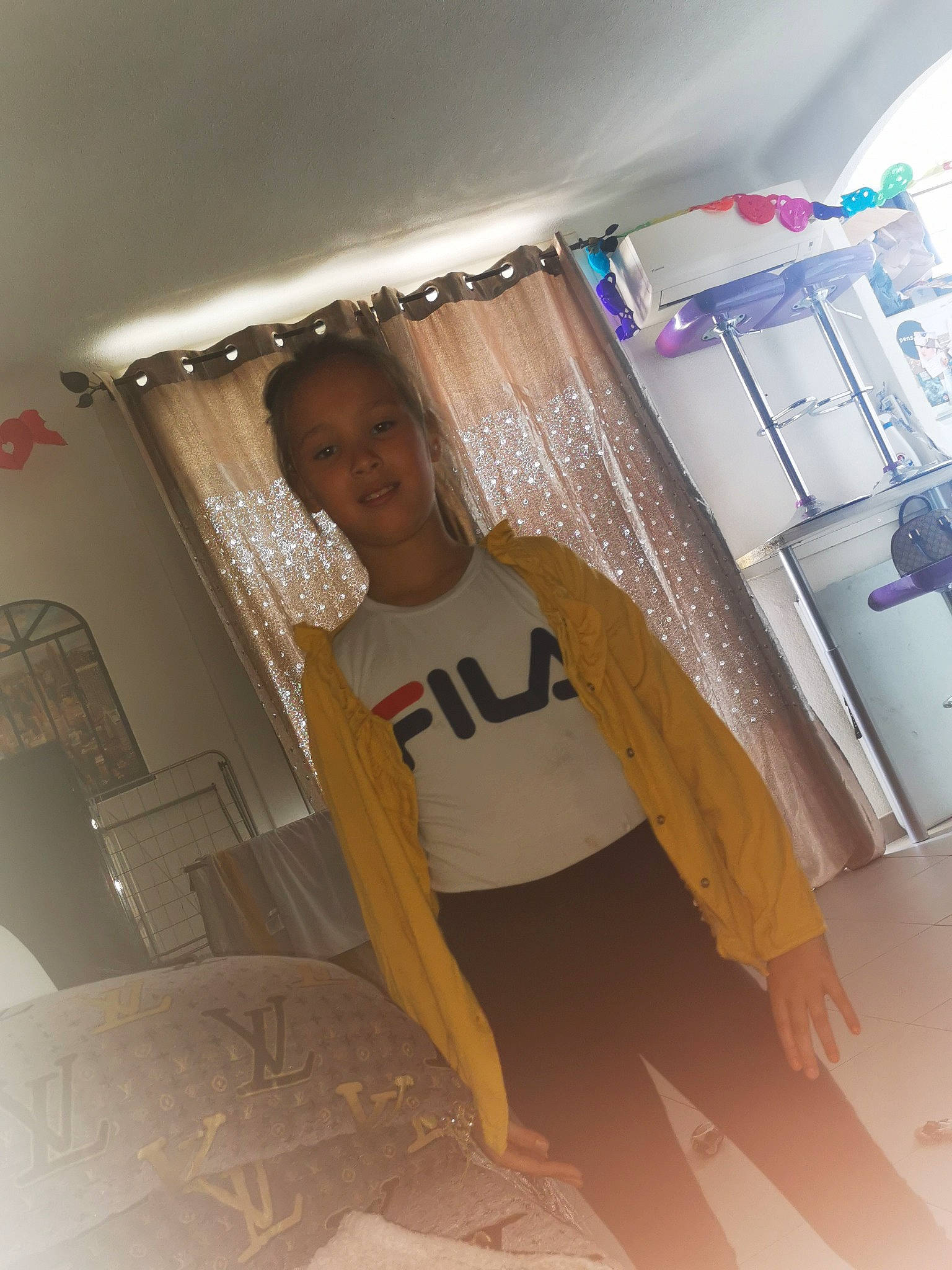 Shaina a rejoint le concours — aidez-le/la à gagner de superbes lots ! ceiling, floor, flooring, hardwood, house, joy, person, plaster, room, tile