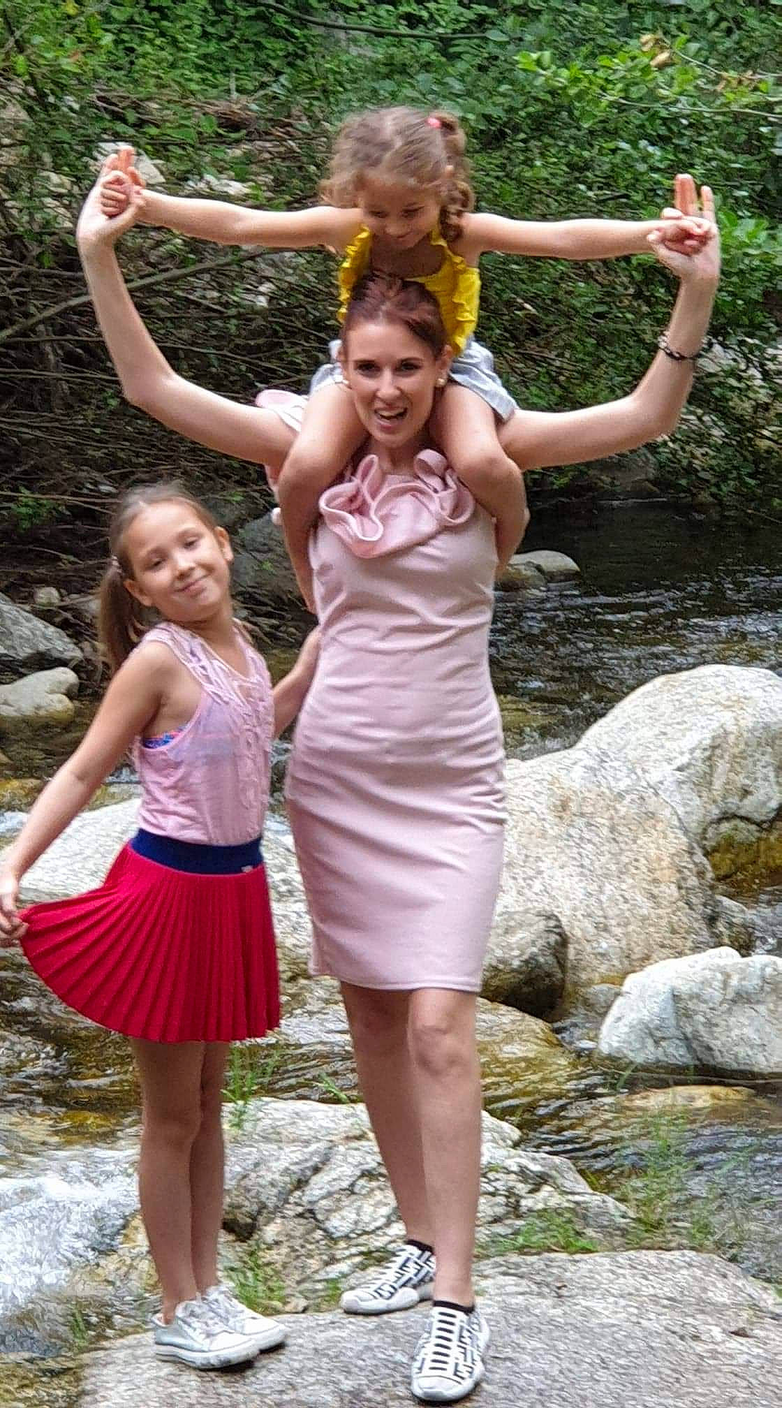 Shaina a rejoint le concours — aidez-le/la à gagner de superbes lots ! cocktail_dress, dress, fun, gesture, happy, joy, leisure, person, photograph, photography, shoulder, smile, summer, tree, vacation