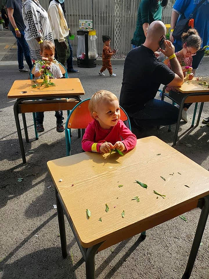 Imola a rejoint le concours — aidez-le/la à gagner de superbes lots ! adaptation, chair, clothing, community, desk, furniture, hat, human, human_body, human_settlement, jacket, leisure, outdoor_furniture, outdoor_table, people, person, public_space, recreation, sharing, t_shirt