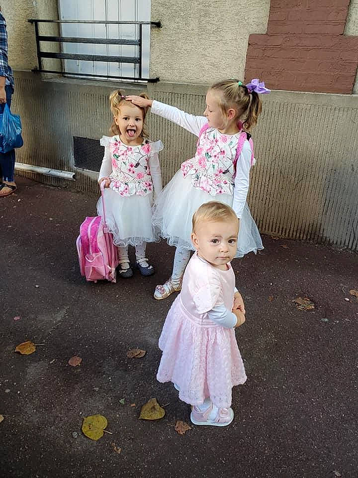 Chelsea participe au concours pour gagner de l'argent avec cette photo : baby_toddler_clothing, child, costume, dress, event, face, flooring, fun, magenta, pattern, person, pink, play, purple, room, sitting, toddler, toy, trousers, vacation