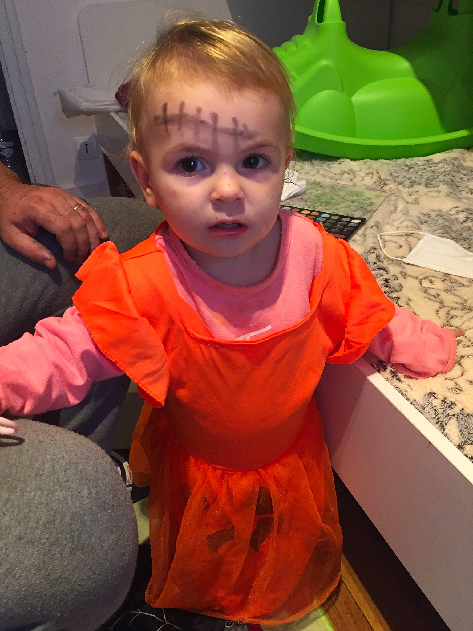 Chelsea participe au concours pour gagner de l'argent avec cette photo : baby, baby_toddler_clothing, chair, cheek, child, comfort, flooring, fun, happy, head, mouth, nose, person, play, room, sitting, skin, smile, t_shirt, thumb