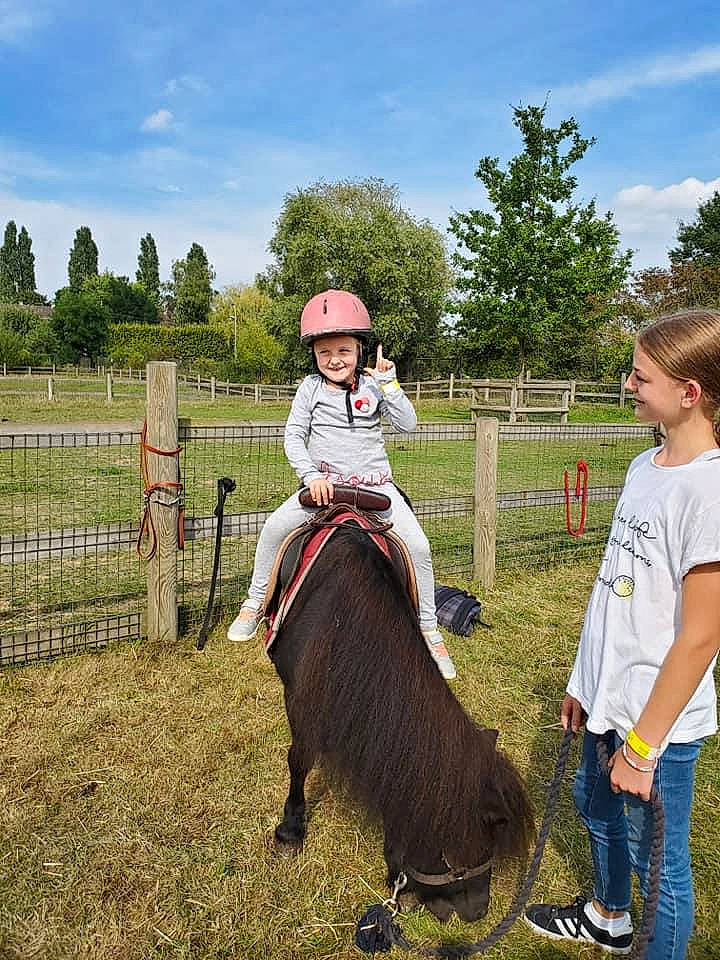Aisha Maria Valy a rejoint le concours — aidez-le/la à gagner de superbes lots ! bit, bridle, cloud, equestrian_sport, equestrianism, fence, headwear, horse, horse_supplies, horse_tack, jeans, joy, mammal, people_in_nature, person, plant, rein, saddle, shoe, sky