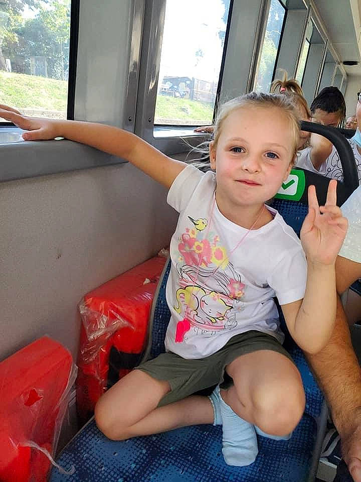 Aisha Maria Valy participe au concours pour gagner de l'argent avec cette photo : chair, child, facial_expression, finger, fun, hand, happy, human_leg, joint, joy, lap, leisure, person, shorts, shoulder, skin, summer, t_shirt, thigh, thumb