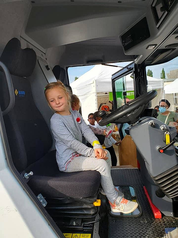 Aisha Maria Valy participe au concours pour gagner de l'argent avec cette photo : air_travel, airline, auto_part, automotive_design, automotive_exterior, automotive_window_part, car_seat, car_seat_cover, family_car, head_restraint, joy, luxury_vehicle, mode_of_transport, motor_vehicle, passenger, person, personal_luxury_car, steering_part, steering_wheel, vehicle