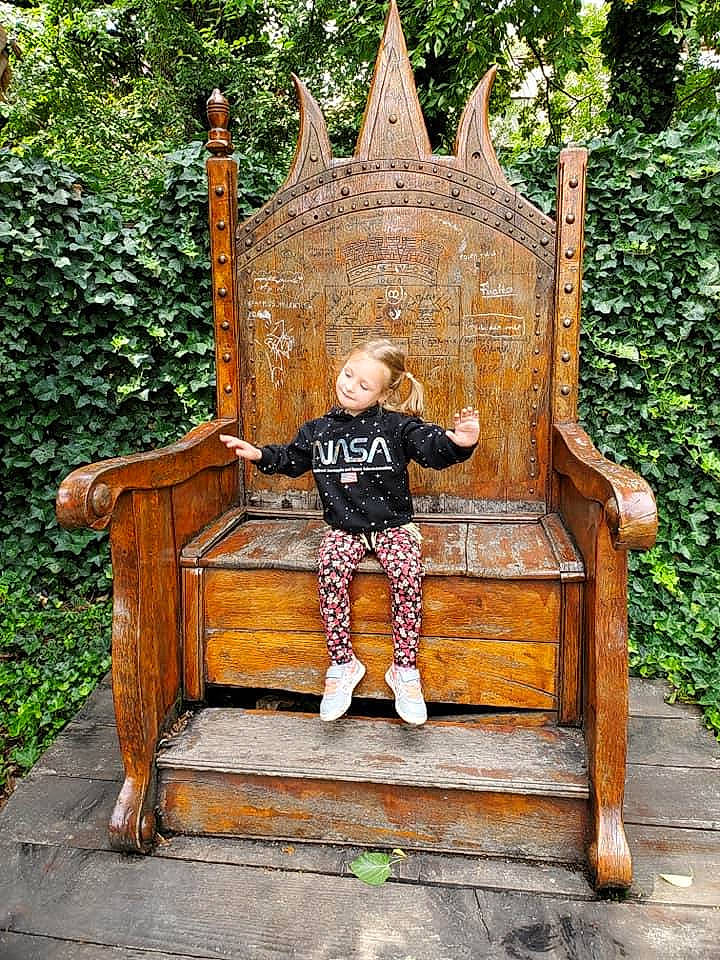 Aisha Maria Valy a rejoint le concours — aidez-le/la à gagner de superbes lots ! door, forest, fun, garden, gate, grass, jacket, lawn_ornament, leaf, leisure, people_in_nature, person, plant, play, recreation, shrub, sitting, toddler, tree, trunk