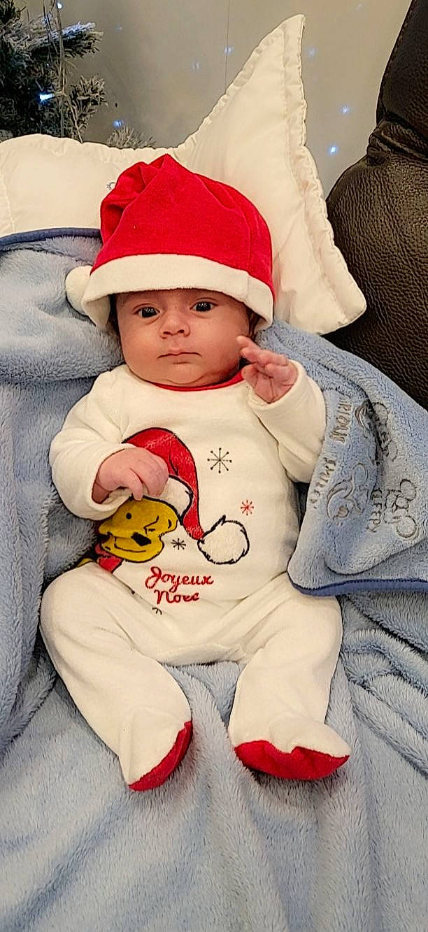 Tyler a rejoint le concours — aidez-le/la à gagner de superbes lots ! baby, baby_toddler_clothing, cap, cheek, child, comfort, eye, facial_expression, fur, happy, headwear, linens, outerwear, person, pink, sitting, skin, sleeve, teddy_bear, textile