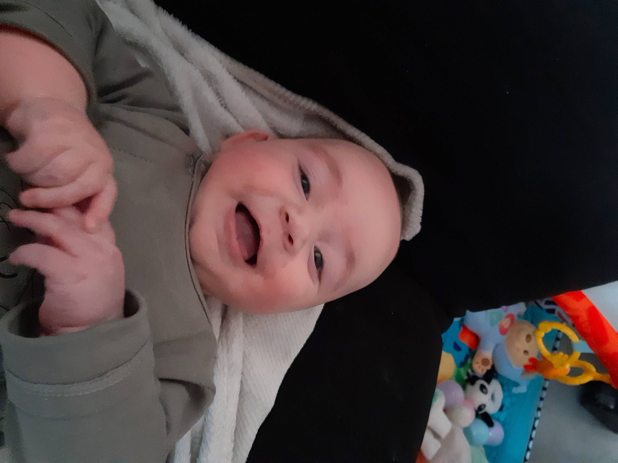 Quentin a rejoint le concours — aidez-le/la à gagner de superbes lots ! baby, baby_toddler_clothing, cheek, chin, eye, eyebrow, face, finger, gesture, happy, head, lip, mammal, mouth, nose, person, skin, sleeve, smile, toddler