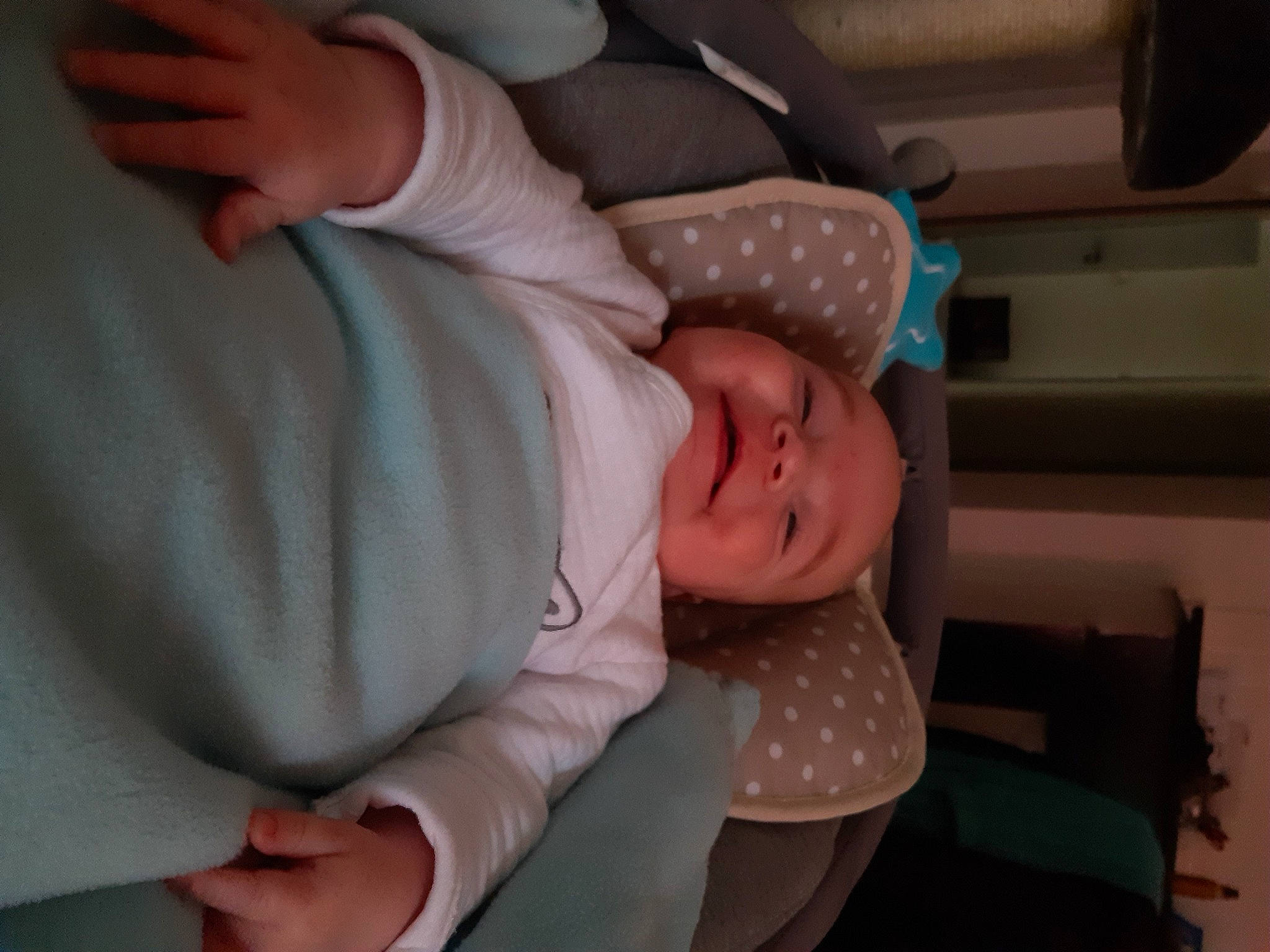 Quentin participe au concours pour gagner de l'argent avec cette photo : baby, baby_products, baby_safety, baby_toddler_clothing, child, comfort, finger, gesture, hand, hat, human_body, linens, pattern, person, room, sitting, sleeve, thumb, toddler