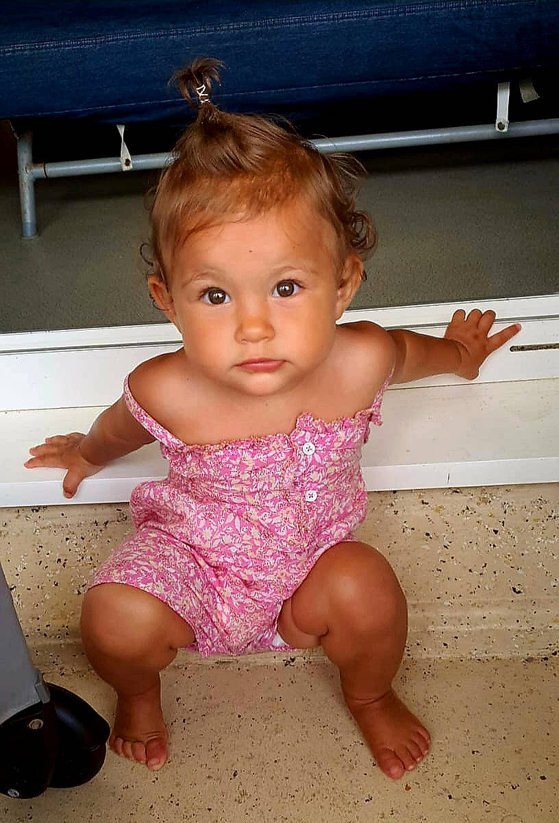 Miya a rejoint le concours — aidez-le/la à gagner de superbes lots ! baby, baby_toddler_clothing, cheek, chin, dress, eye, finger, floor, flooring, hair, happy, head, iris, leg, lip, neck, nose, person, shoulder, skin