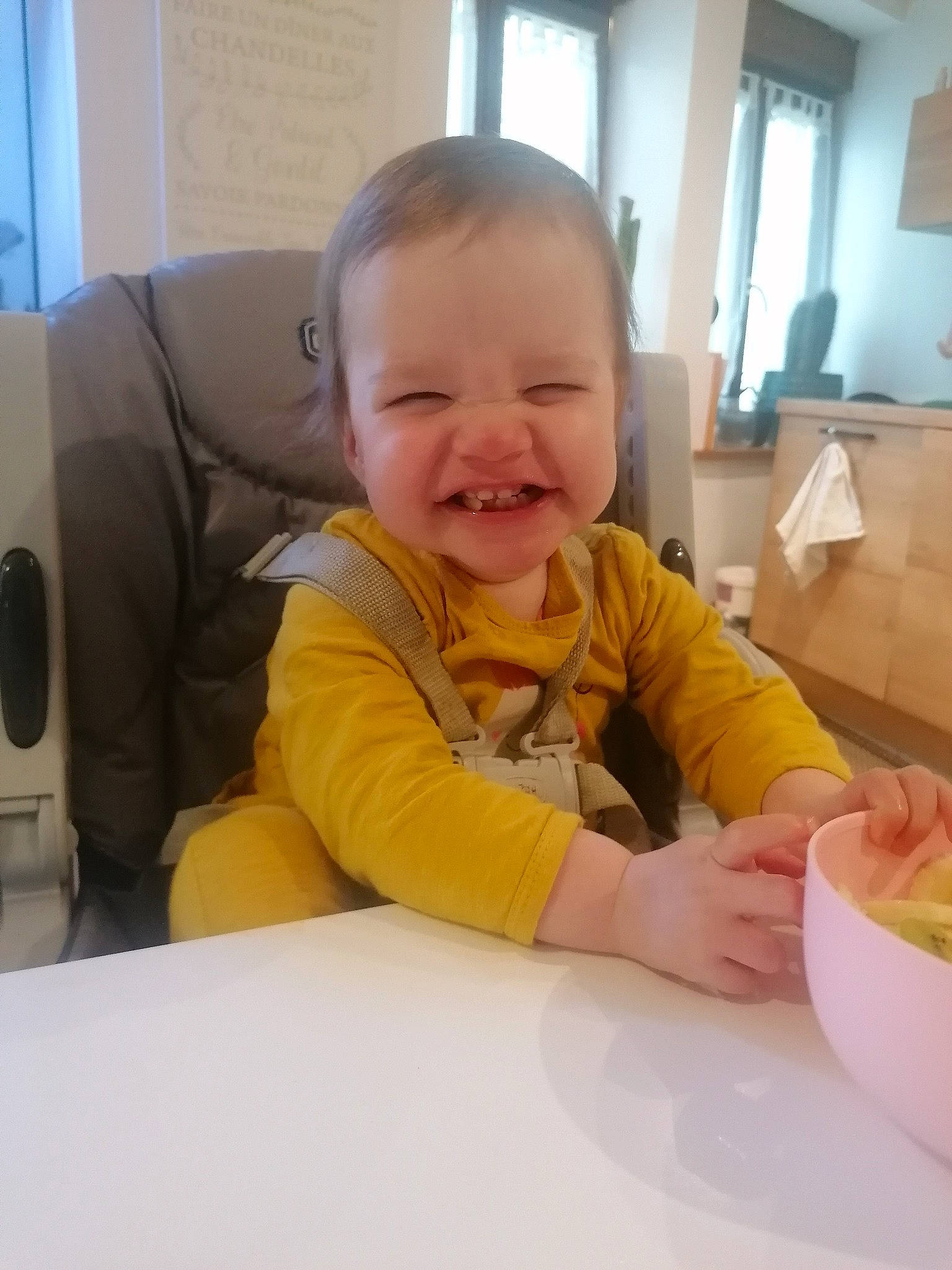 Marie participe au concours pour gagner de l'argent avec cette photo : baby, baby_toddler_clothing, chair, child, comfort, comfort_food, drinkware, finger, food, fun, happy, joy, person, plate, serveware, sitting, smile, table, tableware, thumb