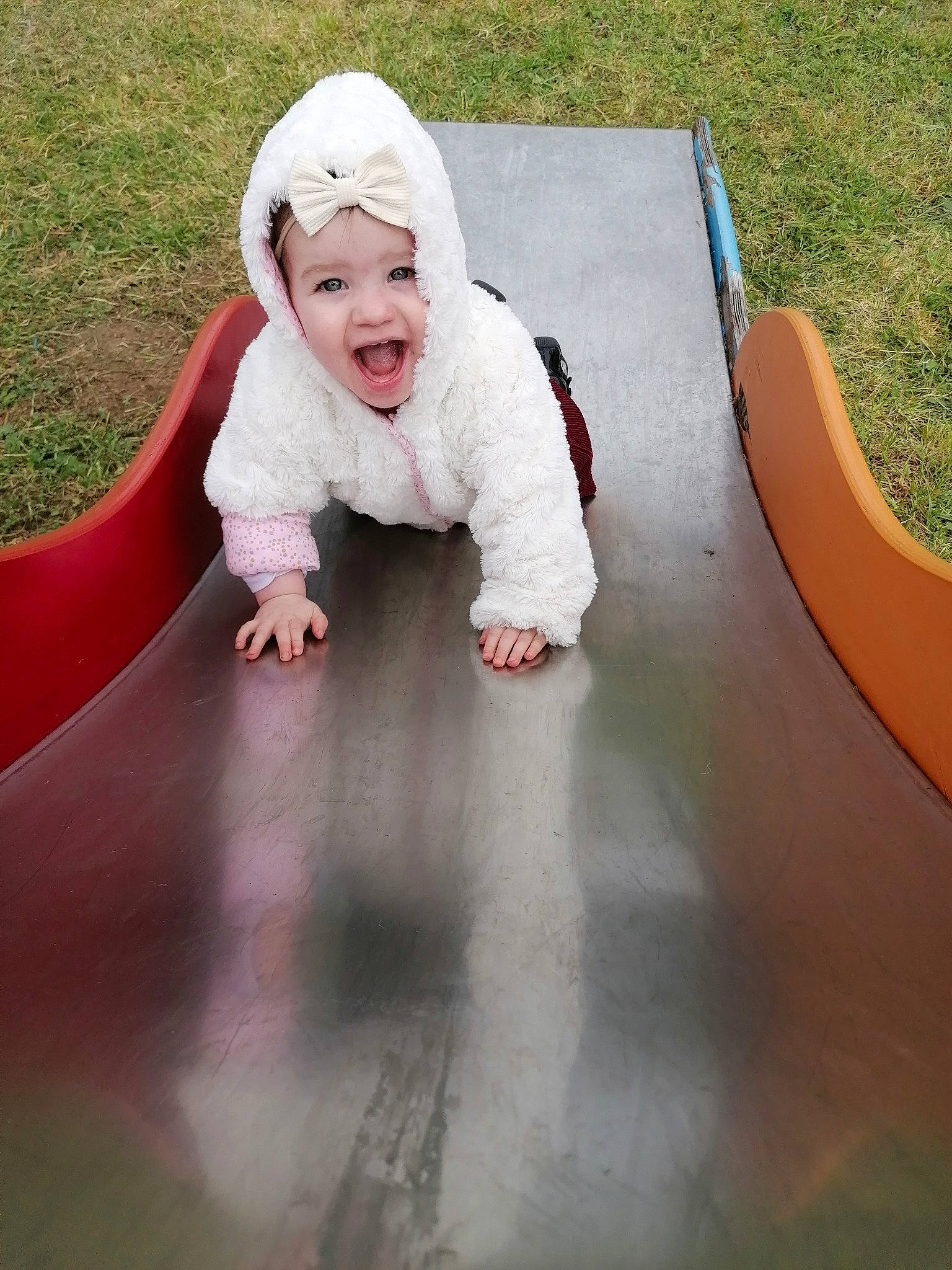Marie a rejoint le concours — aidez-le/la à gagner de superbes lots ! asphalt, baby, baby_toddler_clothing, child, concrete, eye, flash_photography, flooring, fun, grass, happy, head, headwear, leisure, people_in_nature, person, playground, recreation, road_surface, sitting