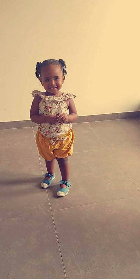 Maya a rejoint le concours — aidez-le/la à gagner de superbes lots ! arm, baby_toddler_clothing, child, flash_photography, flooring, fun, gesture, happy, human_leg, joy, knee, leisure, person, sandal, shadow, shoulder, sitting, skin, sky, sleeve