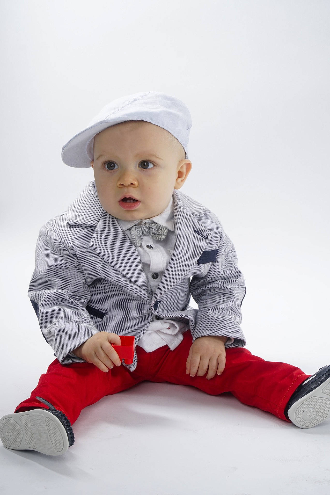 Tiago a rejoint le concours — aidez-le/la à gagner de superbes lots ! baby, baby_toddler_clothing, blazer, cap, child, child_model, collar, comfort, dress_shirt, electric_blue, fashion_accessory, flash_photography, happy, head, headwear, pattern, person, portrait, portrait_photography, sitting