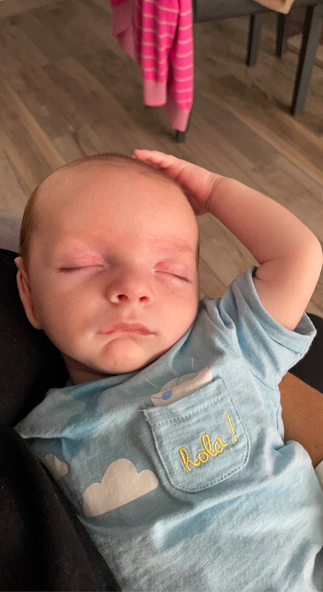 Mateo a rejoint le concours — aidez-le/la à gagner de superbes lots ! baby, baby_toddler_clothing, cheek, chin, comfort, ear, eye, eyebrow, eyelash, finger, fun, gesture, head, human_body, mouth, neck, nose, person, skin, thumb