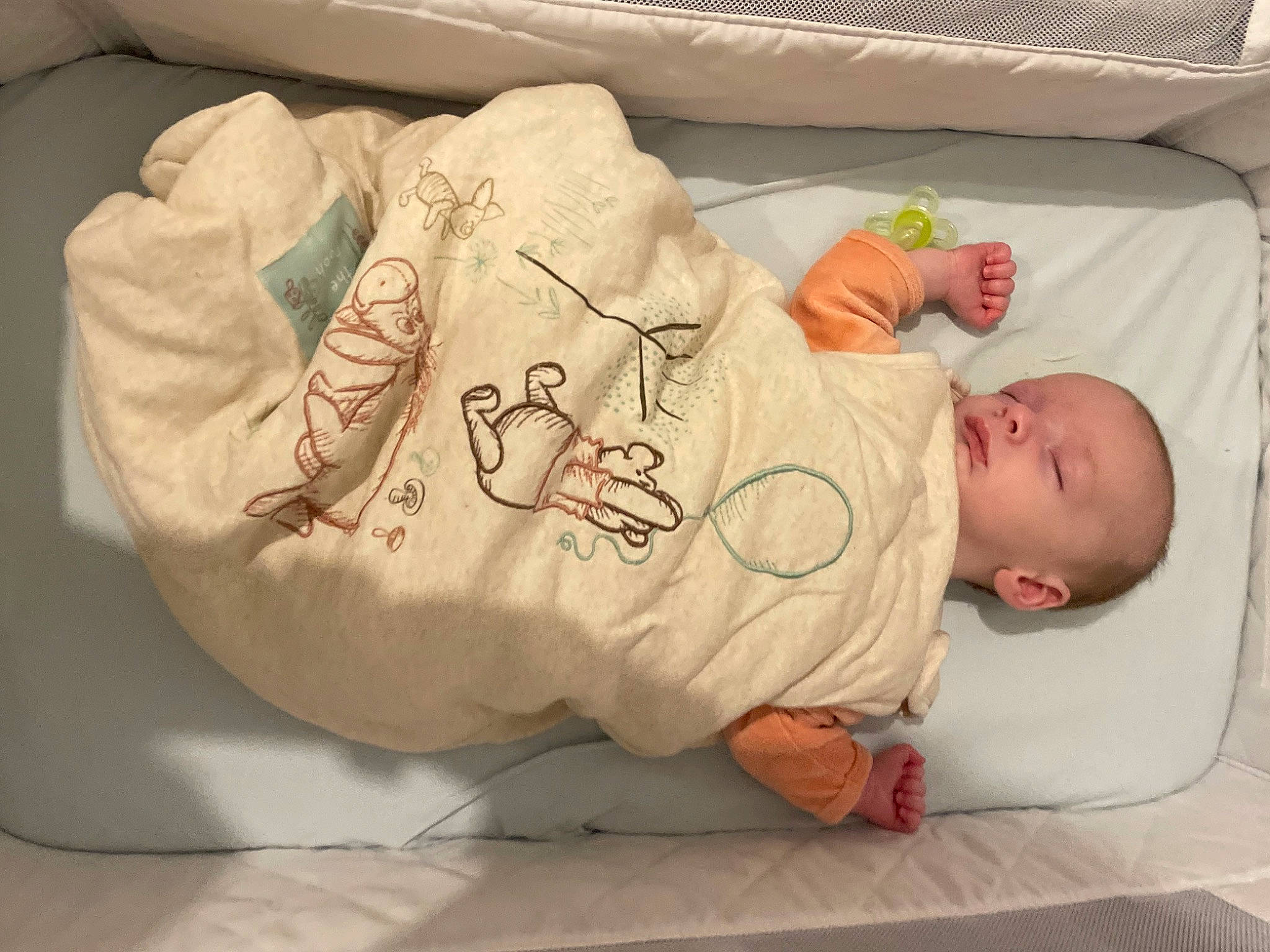 Mateo a rejoint le concours — aidez-le/la à gagner de superbes lots ! baby, baby_products, baby_safety, baby_sleeping, baby_toddler_clothing, bed, bed_sheet, bedding, bedtime, blanket, child, comfort, infant_bed, linens, nap, pattern, person, room, sleep, sleeve