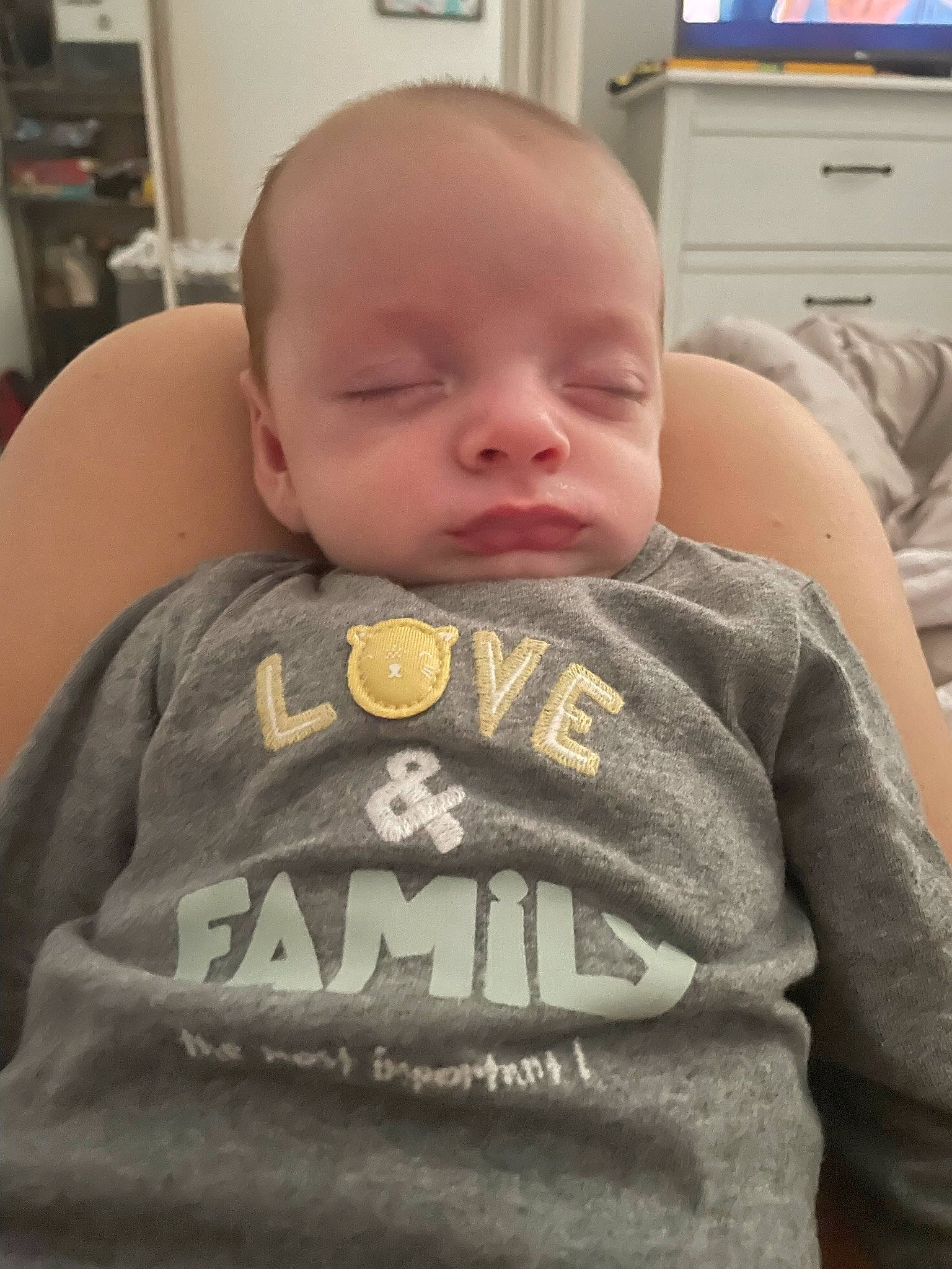 Mateo a rejoint le concours — aidez-le/la à gagner de superbes lots ! baby, baby_toddler_clothing, cheek, child, comfort, fun, happy, head, iris, lip, mouth, neck, nose, person, room, sitting, skin, sleeve, smile, t_shirt