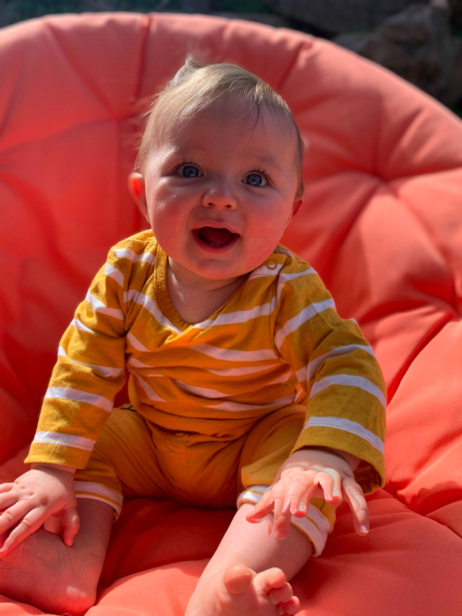 Freya participe au concours pour gagner de l'argent avec cette photo : arm, baby_toddler_clothing, cheek, comfort, eye, face, facial_expression, hair, hairstyle, head, human, human_body, lip, mouth, nose, orange, person, product, skin, sleeve