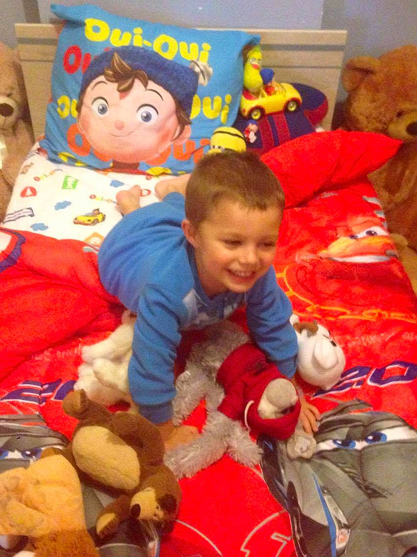 Eliano participe au concours pour gagner de l'argent avec cette photo : baby, child, joy, person, play, plush, stuffed_toy, toddler, toy