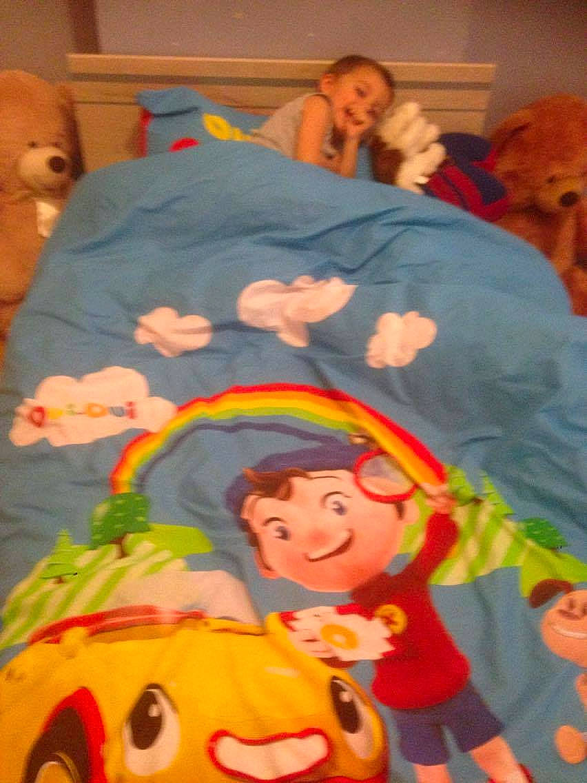 Eliano a rejoint le concours — aidez-le/la à gagner de superbes lots ! art, bed_sheet, bedtime, child, linens, person, textile