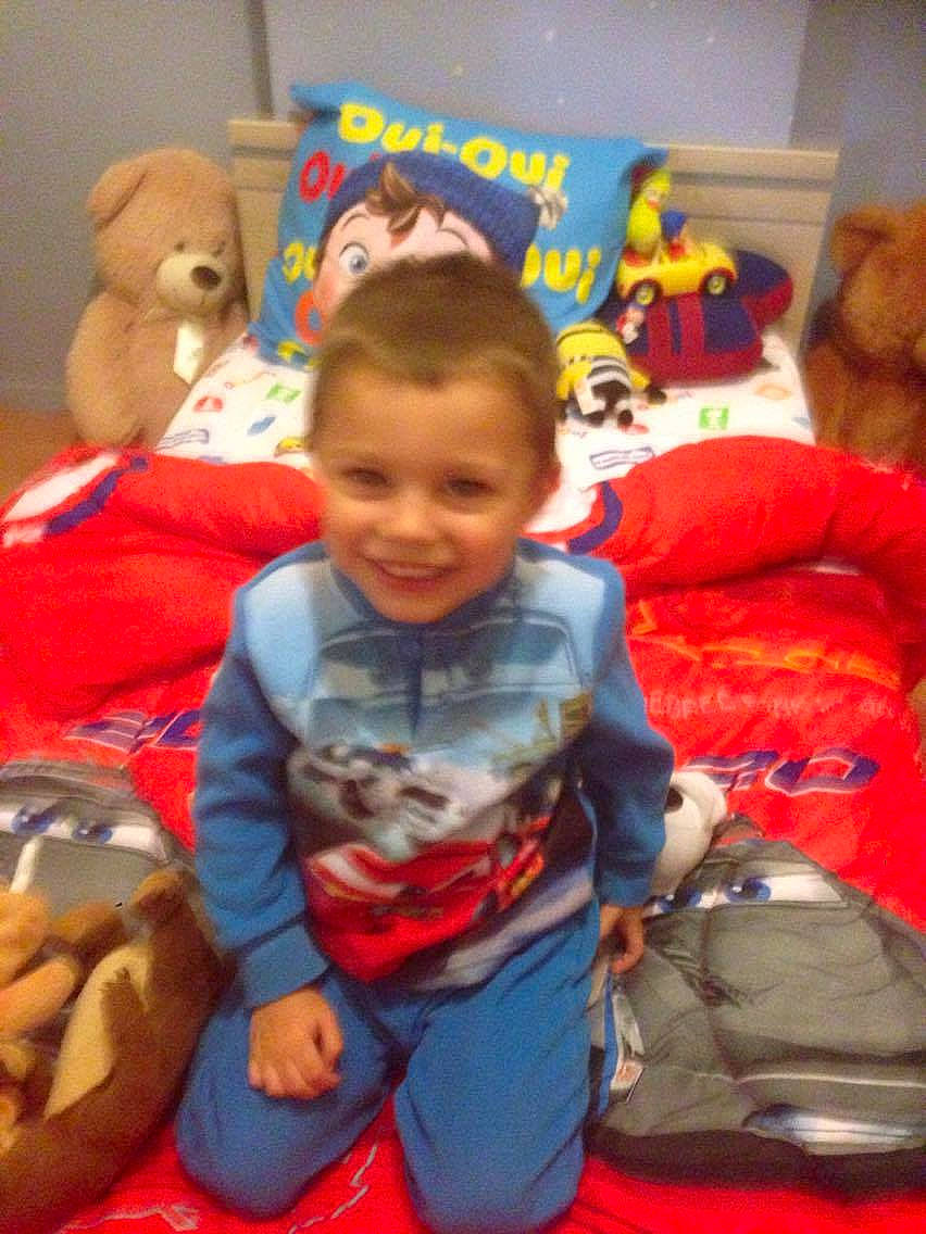 Eliano participe au concours pour gagner de l'argent avec cette photo : baby, baby_toys, child, fun, joy, kindergarten, person, play, plush, room, smile, stuffed_toy, toddler, toy