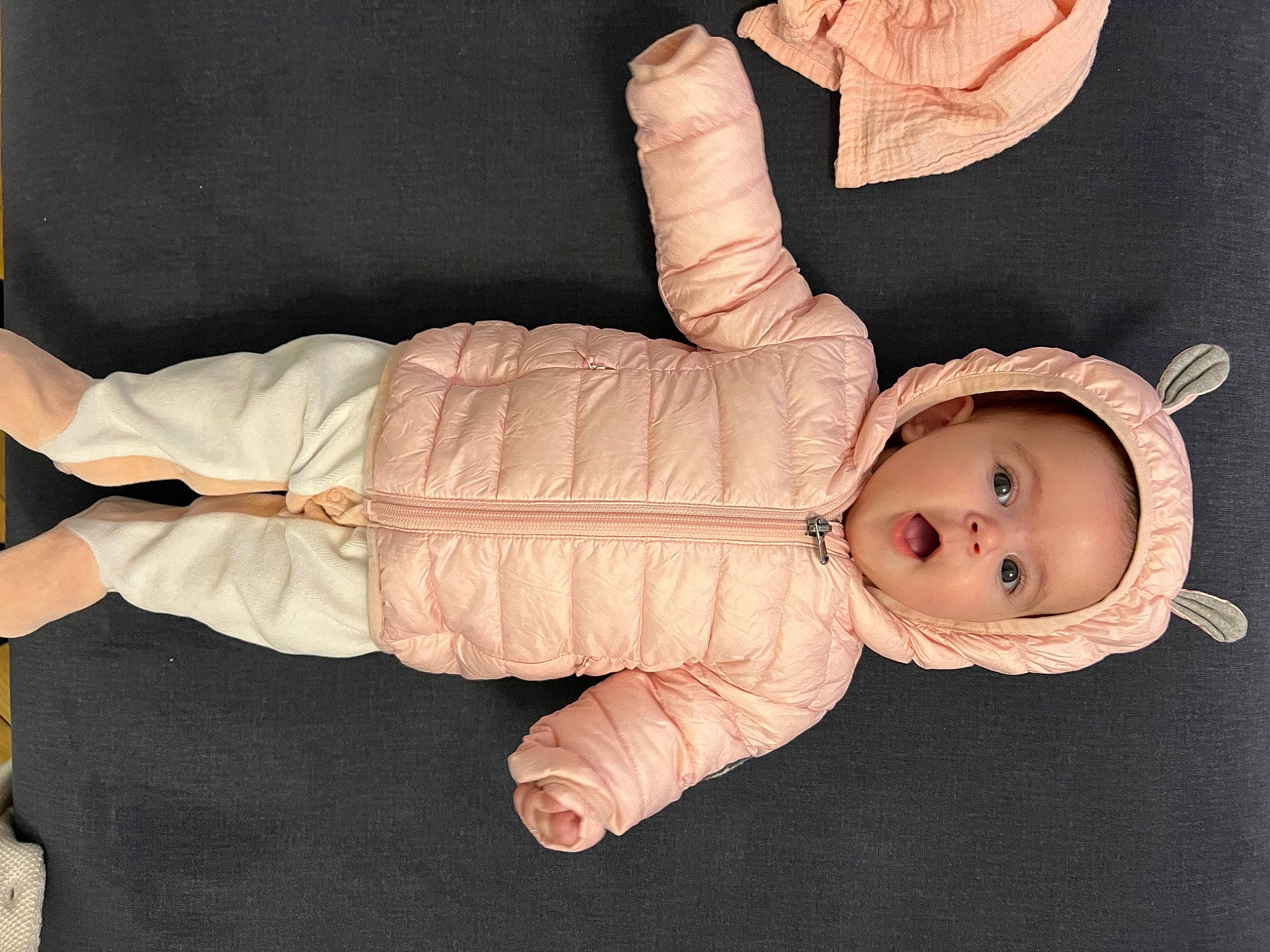 Juliette participe au concours pour gagner de l'argent avec cette photo : baby, baby_products, baby_sleeping, baby_toddler_clothing, cheek, child, collar, comfort, eye, fashion_accessory, finger, gesture, hand, hat, human_body, nose, person, sleeve, smile, surprise