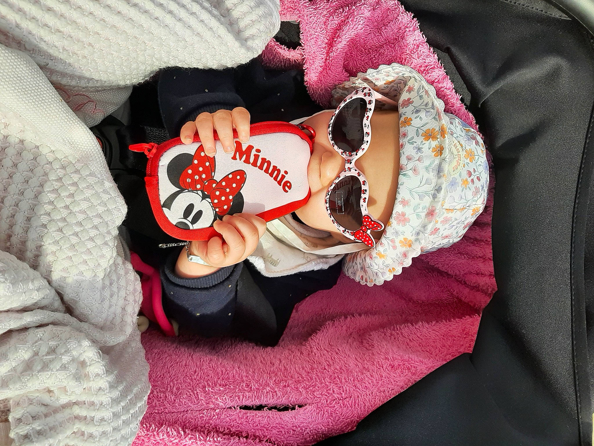 Eva participe au concours pour gagner de l'argent avec cette photo : baby, baby_products, baby_sleeping, baby_toddler_clothing, carmine, child, collar, comfort, fashion_accessory, font, hat, headgear, linens, magenta, pattern, person, pink, sleeve, t_shirt, textile