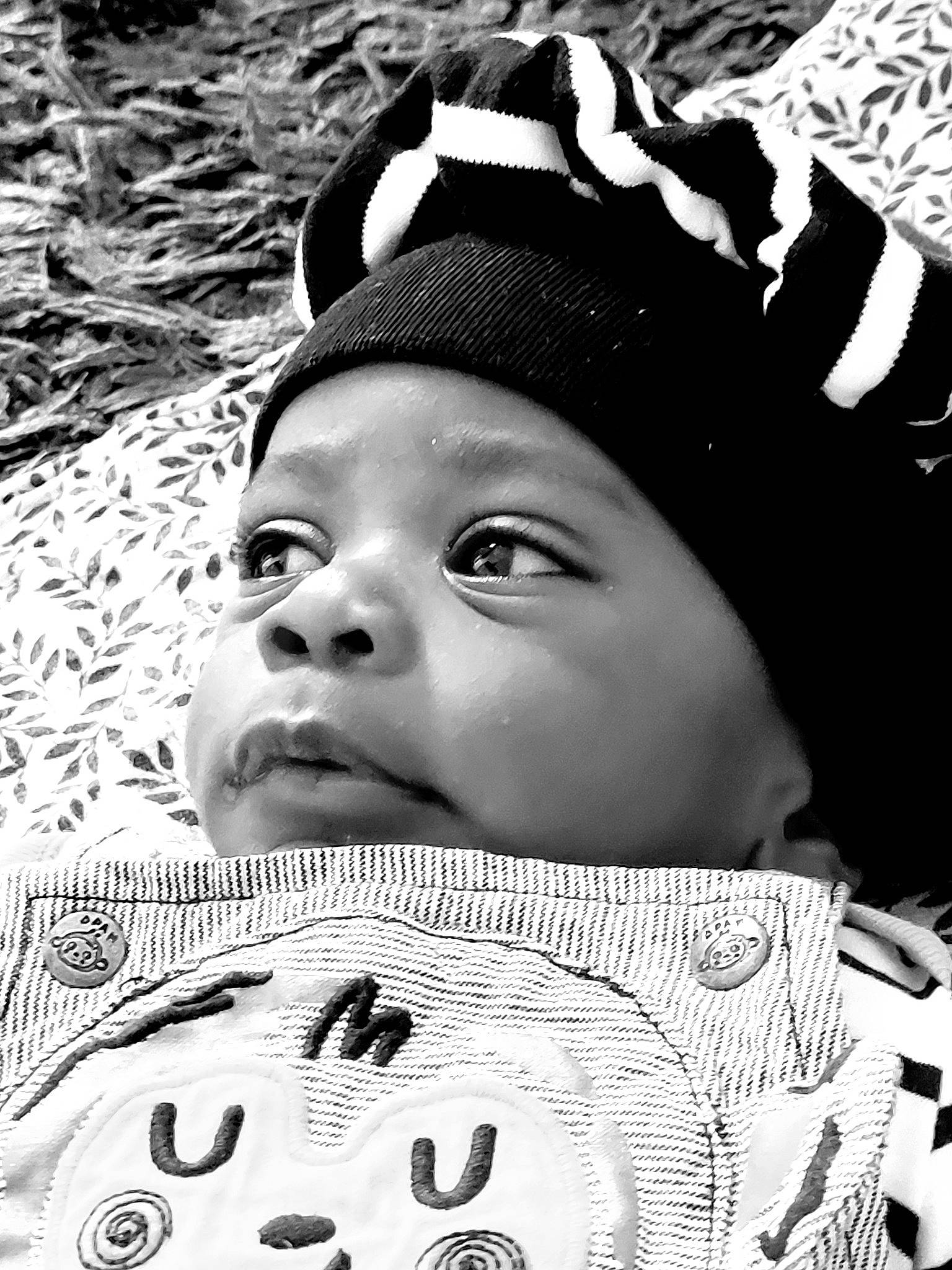Alexandre participe au concours pour gagner de l'argent avec cette photo : baby, beauty, black, black_and_white, cheek, cool, eyelash, facial_expression, happy, headwear, human, monochrome, monochrome_photography, pattern, people, people_in_nature, person, photograph, snapshot, style