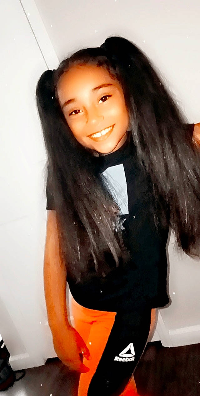 Ameliana is registered to the contest to win money with this photo: black_hair, eyebrow, eyelash, fashion_design, flash_photography, gesture, hair, hairstyle, happy, joy, layered_hair, lip, long_hair, neck, person, shoulder, skin, sleeve, smile, step_cutting