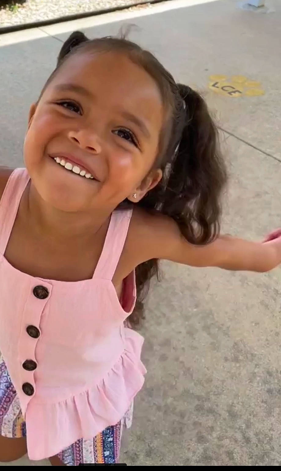 Anahi is registered to the contest to win money with this photo: baby_toddler_clothing, black_hair, child, face, finger, fun, gesture, grass, happy, head, joy, leisure, lip, neck, nose, person, play, skin, sleeve, smile