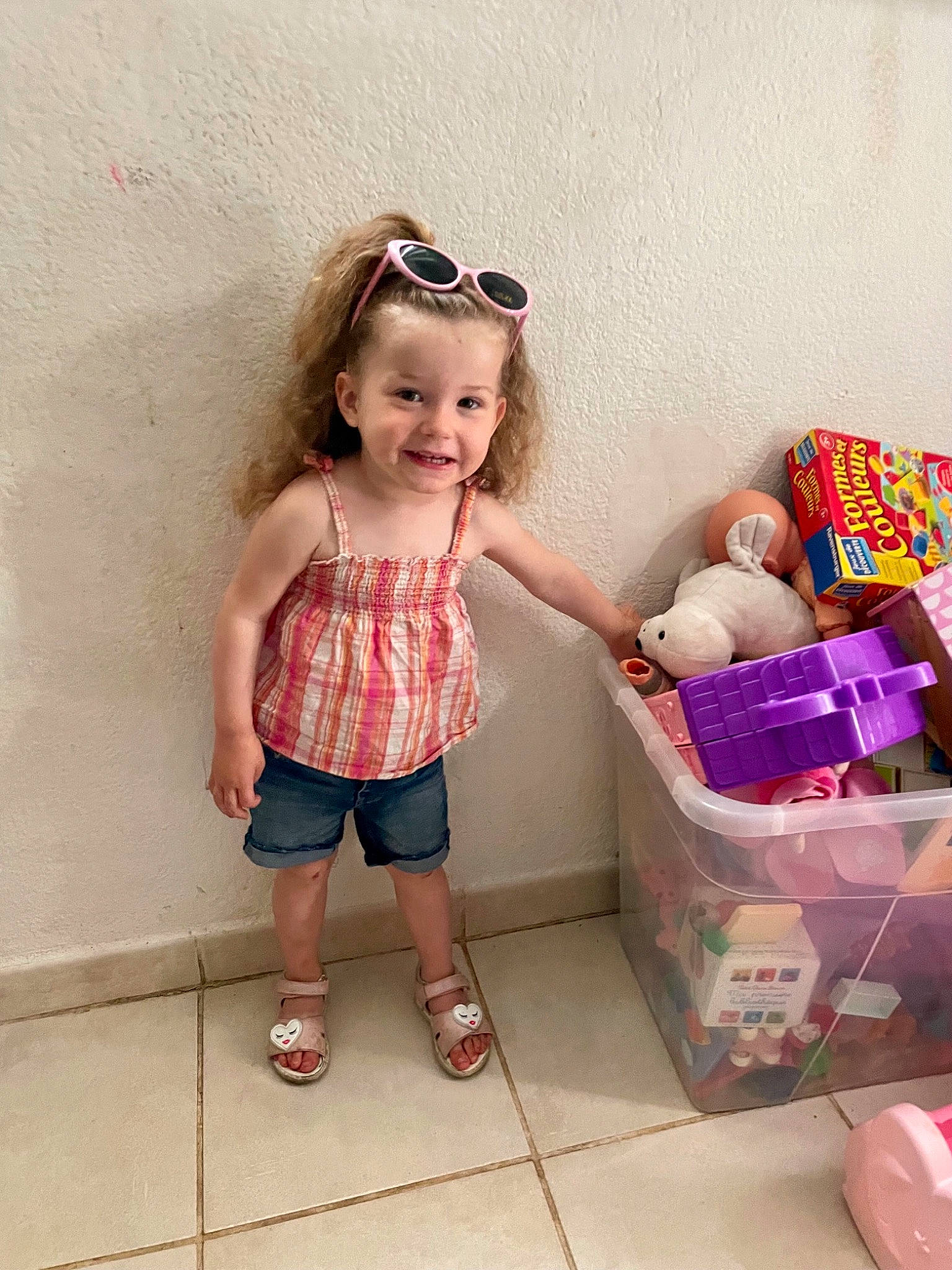 Lana a rejoint le concours — aidez-le/la à gagner de superbes lots ! baby_toddler_clothing, basket, beauty, carton, child, eyewear, fun, goggles, happy, joy, packing_materials, pattern, person, pink, shoe, shorts, skin, sleeve, smile, sneakers