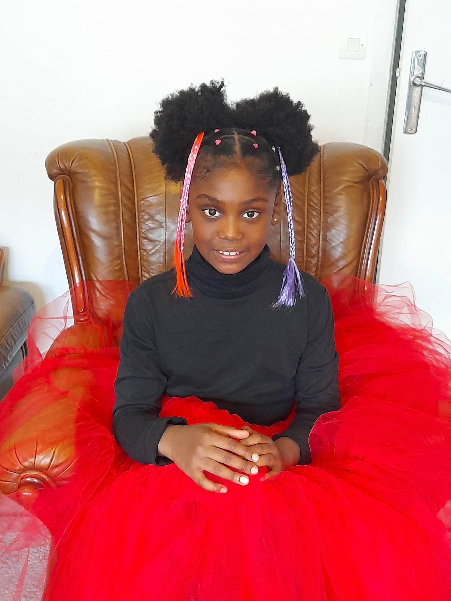 Abigaëlle a rejoint le concours — aidez-le/la à gagner de superbes lots ! afro, black_hair, comfort, cool, couch, facial_expression, fashion_design, flash_photography, fun, happy, human_leg, jewellery, joy, lip, long_hair, magenta, person, shoulder, sleeve, smile