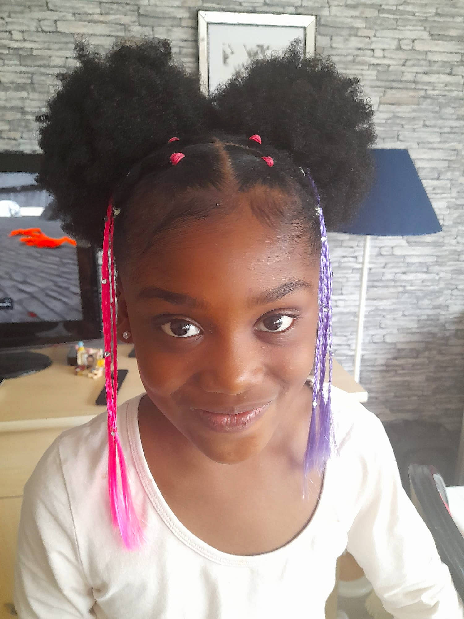 Abigaëlle a rejoint le concours — aidez-le/la à gagner de superbes lots ! black_hair, child, chin, cool, ear, earrings, eyelash, eyewear, fashion_accessory, forehead, fun, hair, hairstyle, happy, headband, headpiece, jewellery, joy, long_hair, neck